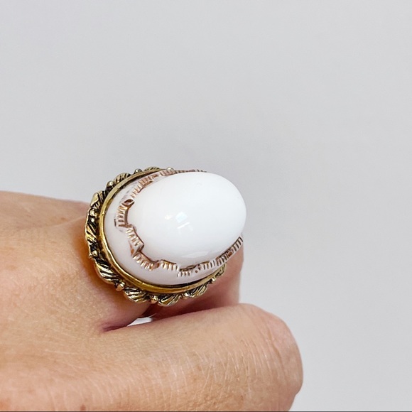 Vtg Gold Tone White Faux Agate Oval Statement Ring - Picture 5 of 11